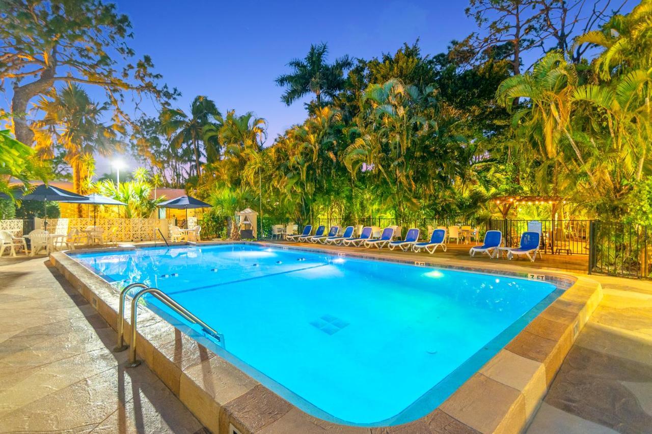 フェアウェイズ イン オブ ネープルズ North North Naples エクステリア 写真